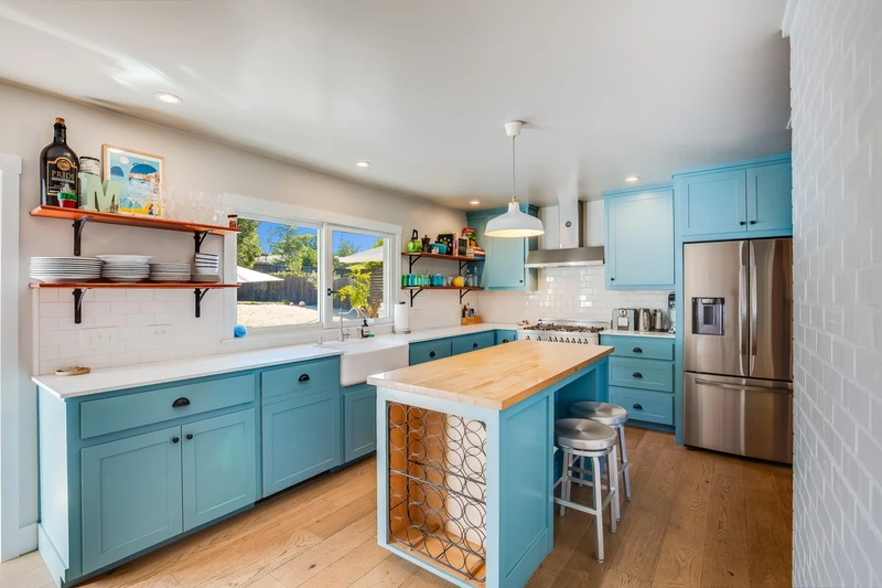 916 Sunnyside Dr, view 2