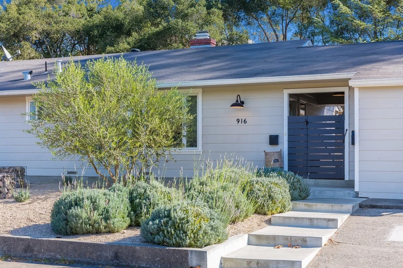916 Sunnyside Dr, view 8