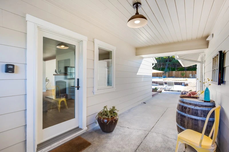 916 Sunnyside Dr, view 9
