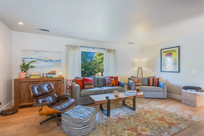 916 Sunnyside Dr, view 12