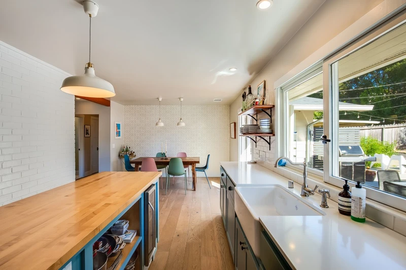916 Sunnyside Dr, view 16